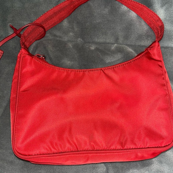 Red Re-Nylon Prada Re-Edition 2000
mini-bag - Picture 5 of 11